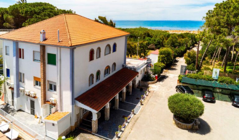 facciata dell'hotel Atena Paestum con la vista del mare e la vicinanza al lido